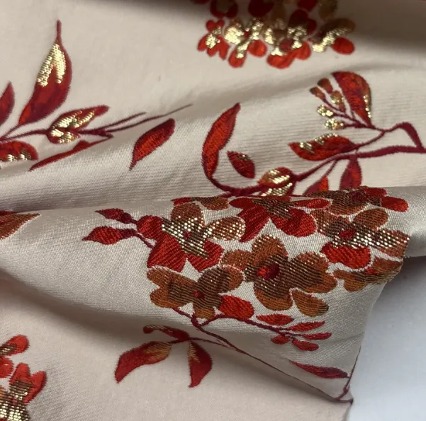 Jacquard licht oud roze met rode/gouden bloemen  - Knipmode